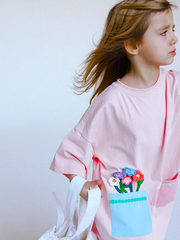 Розовое детское платье-футболка с карманами "Клумба"