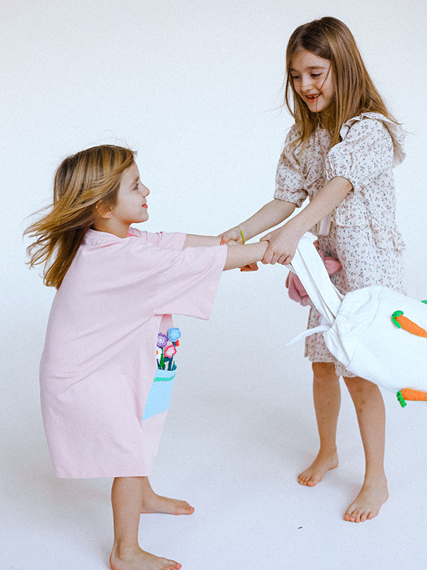 Розовое детское платье-футболка с карманами "Клумба"