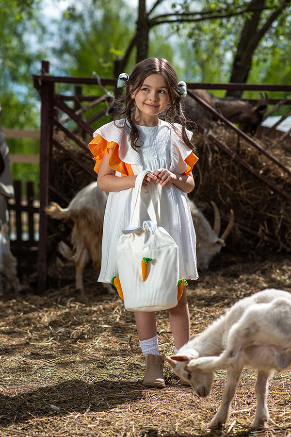 Детская вязаная сумка с морковками