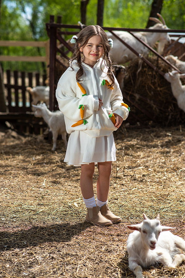 Детская вязаная сумка с морковками