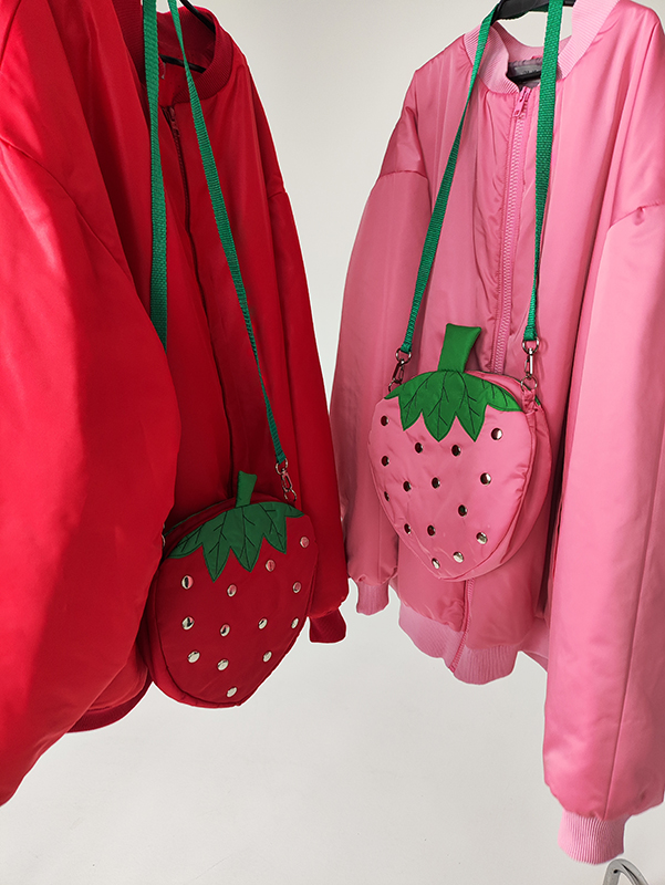 Розовая детская сумочка Клубника