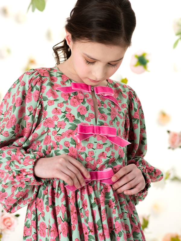 Мятное платье с розами и бархатными бантами