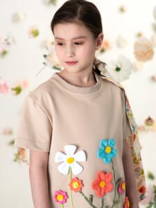 Бежевая футболка на девочку с аппликацией с объемными цветами