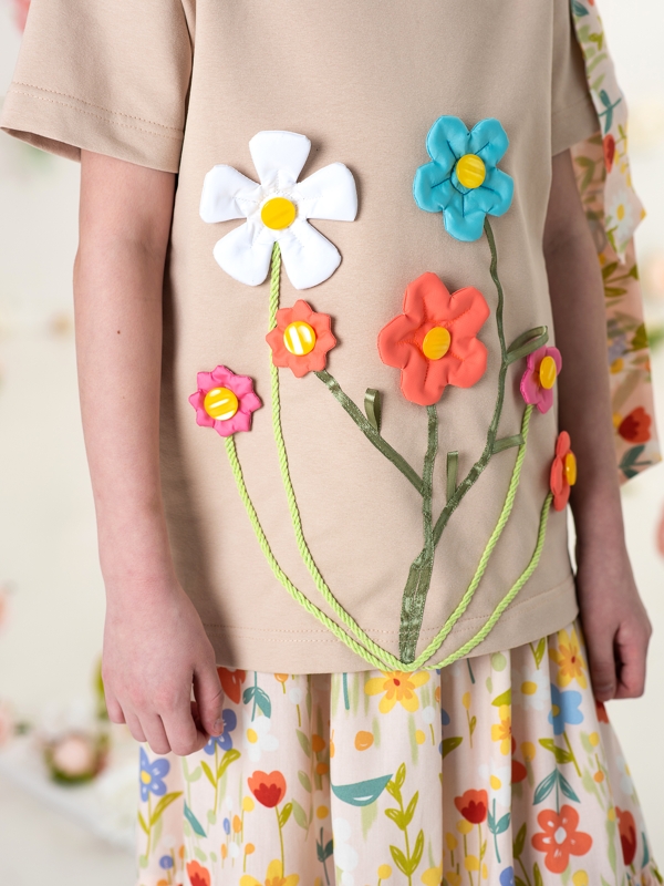 Бежевая футболка на девочку с аппликацией с объемными цветами