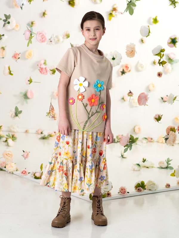 Бежевая футболка на девочку с аппликацией с объемными цветами