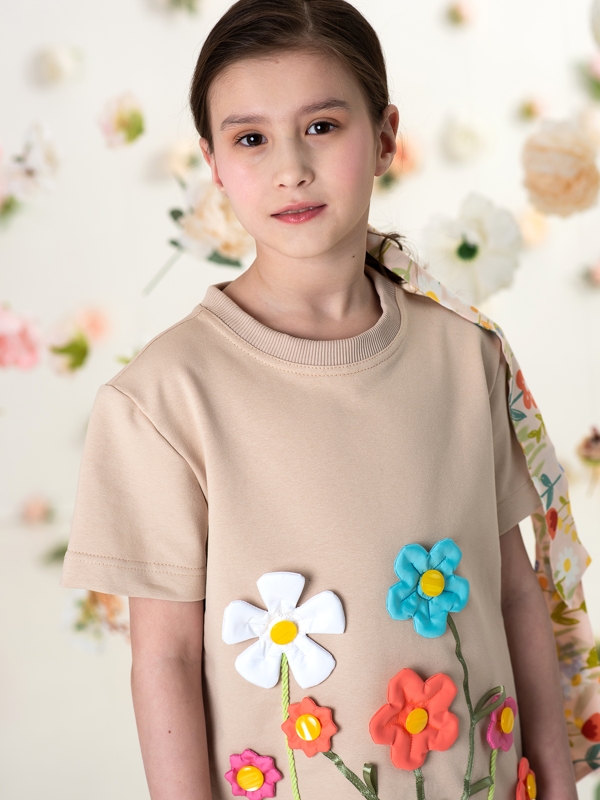 Бежевая футболка на девочку с аппликацией с объемными цветами