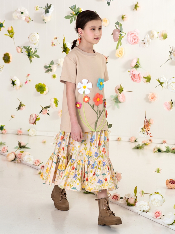 Бежевая футболка на девочку с аппликацией с объемными цветами