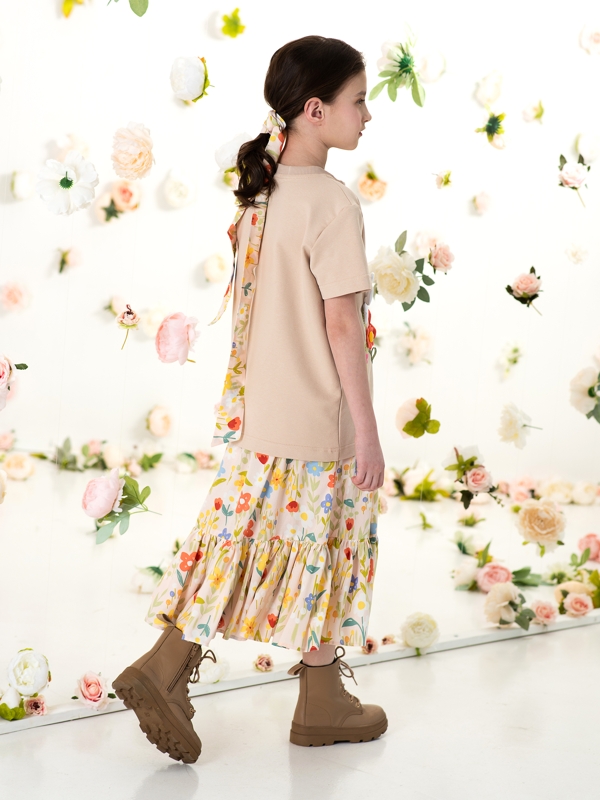 Бежевая футболка на девочку с аппликацией с объемными цветами