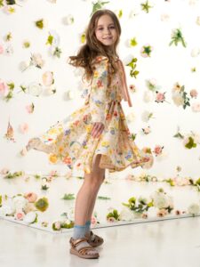 Бежевое цветочное детское платье с бантом на воротнике