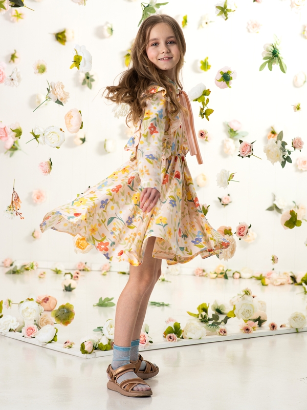 Бежевое цветочное детское платье с бантом на воротнике