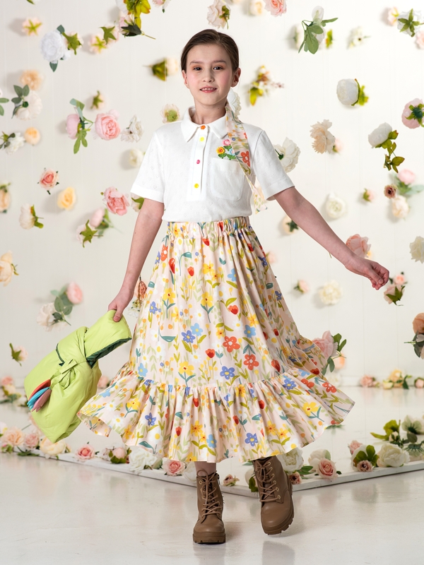 Белая футболка поло с цветами в кармане