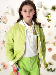 Светло-зеленый стеганый детский бомбер с цветами на девочку