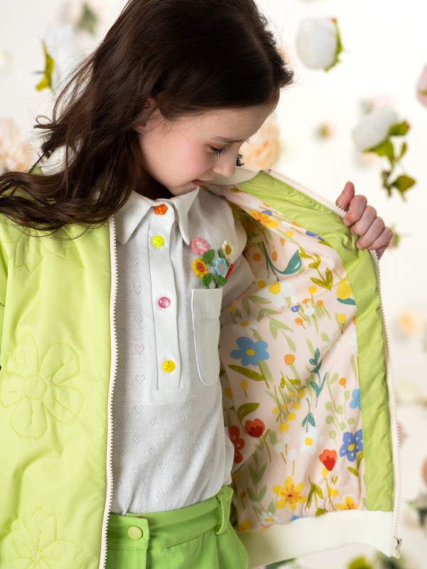 Светло-зеленый стеганый детский бомбер с цветами на девочку