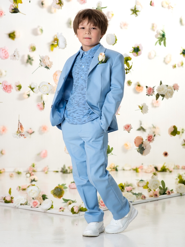 Классический нарядный голубой костюм на мальчика