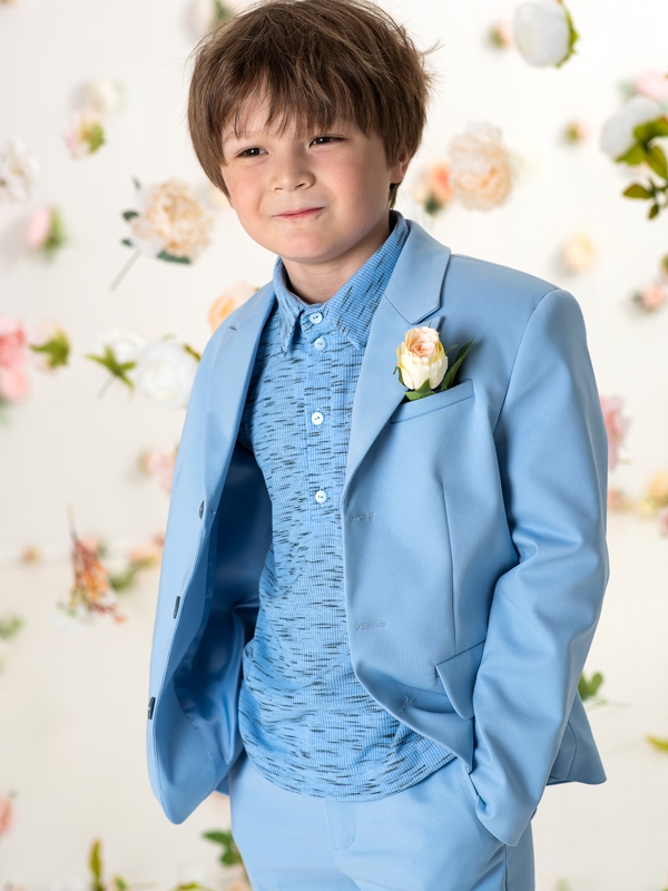 Классический нарядный голубой костюм на мальчика