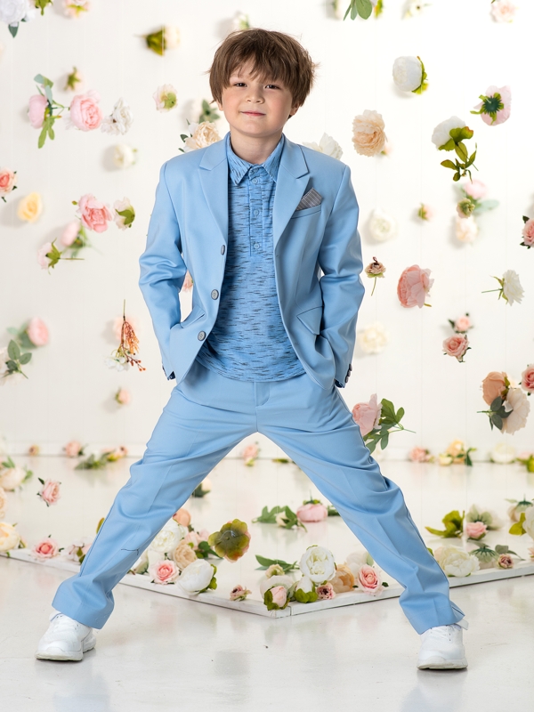 Классический нарядный голубой костюм на мальчика