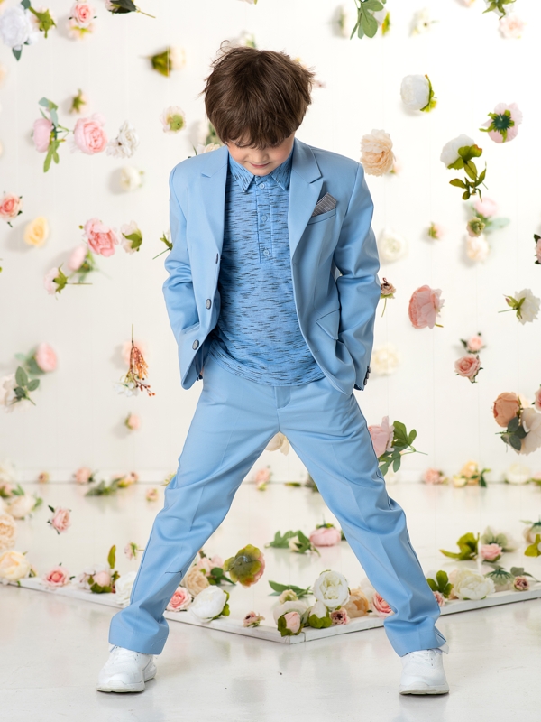Классический нарядный голубой костюм на мальчика