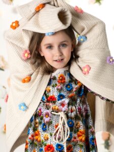 Бежевый кардиган с вязаными цветами