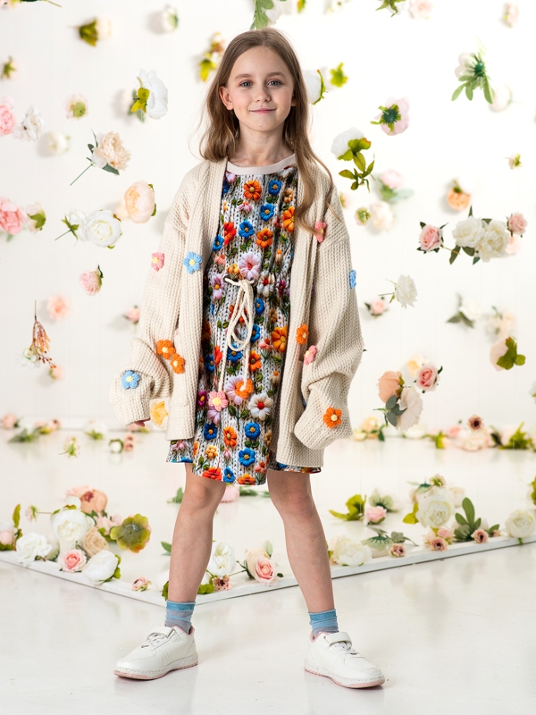 Бежевый кардиган с вязаными цветами