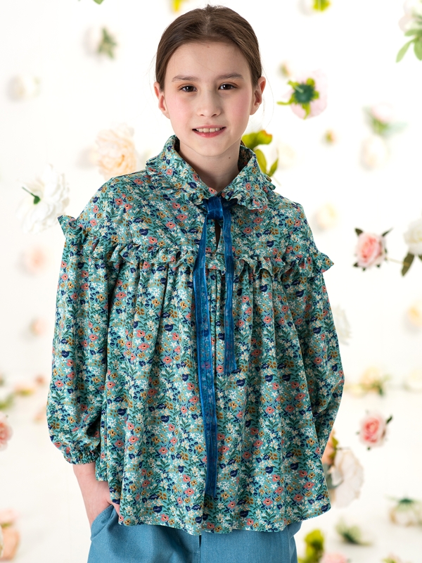Детская блузка цвета морской волны с цветчным принтом на девочку