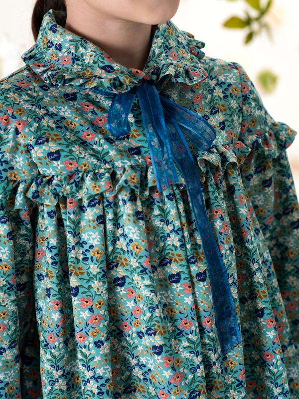 Детская блузка цвета морской волны с цветчным принтом на девочку