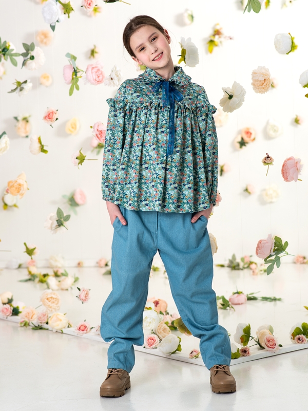 Детская блузка цвета морской волны с цветчным принтом на девочку