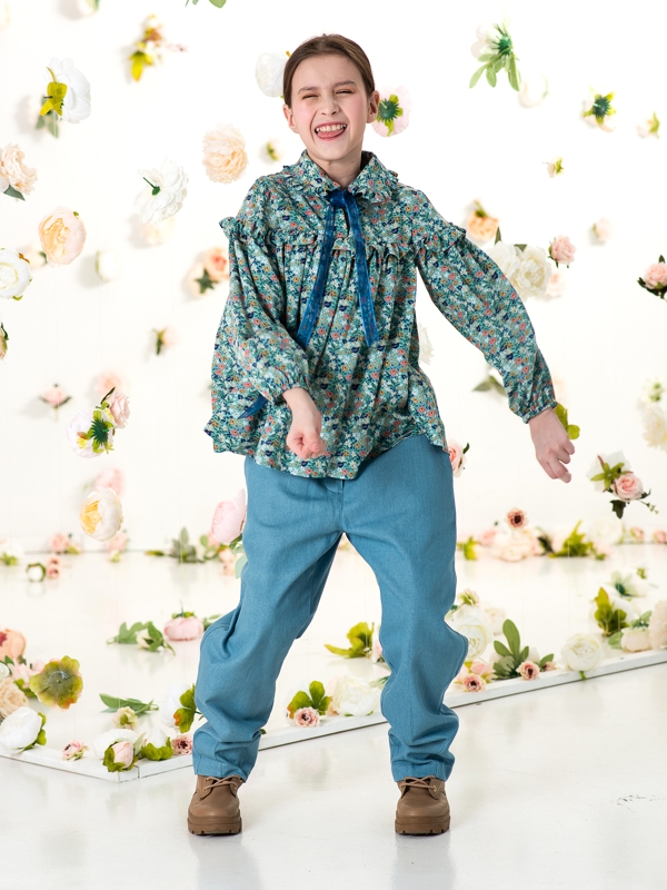 Детская блузка цвета морской волны с цветчным принтом на девочку