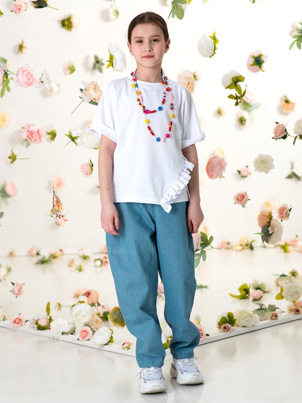 Белая детская футболка на девочку с асимметричной рюшей