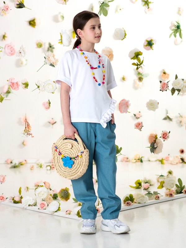 Белая детская футболка на девочку с асимметричной рюшей