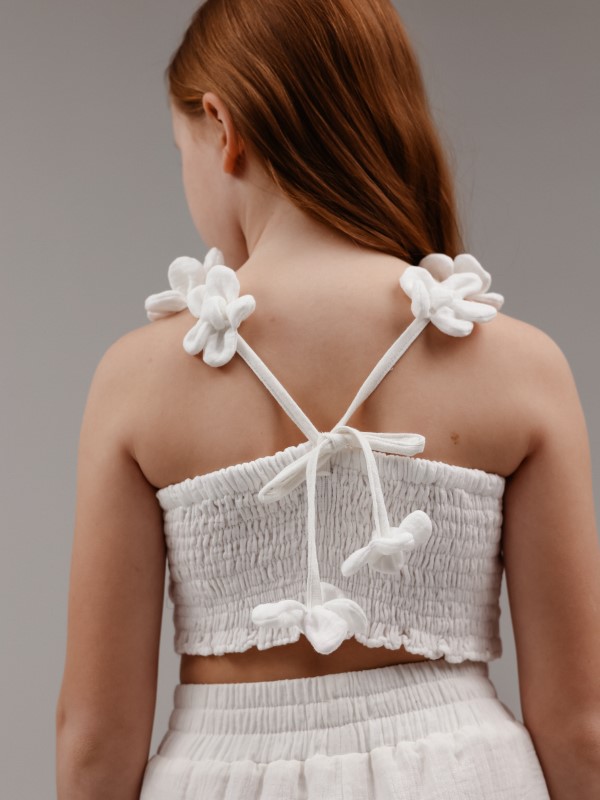 Белый кроп-топ из муслина с бретелями-цветами