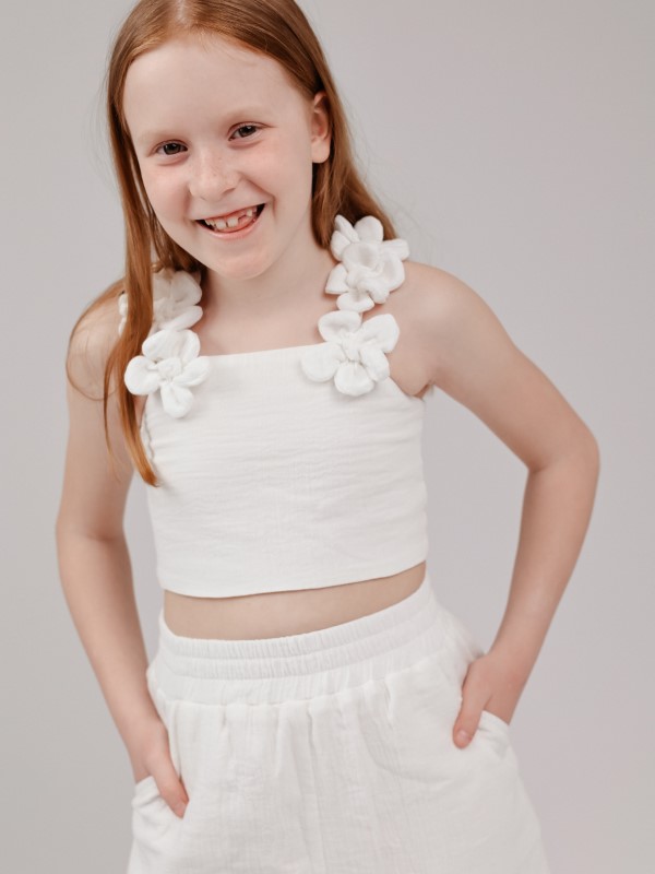 Белый кроп-топ из муслина с бретелями-цветами