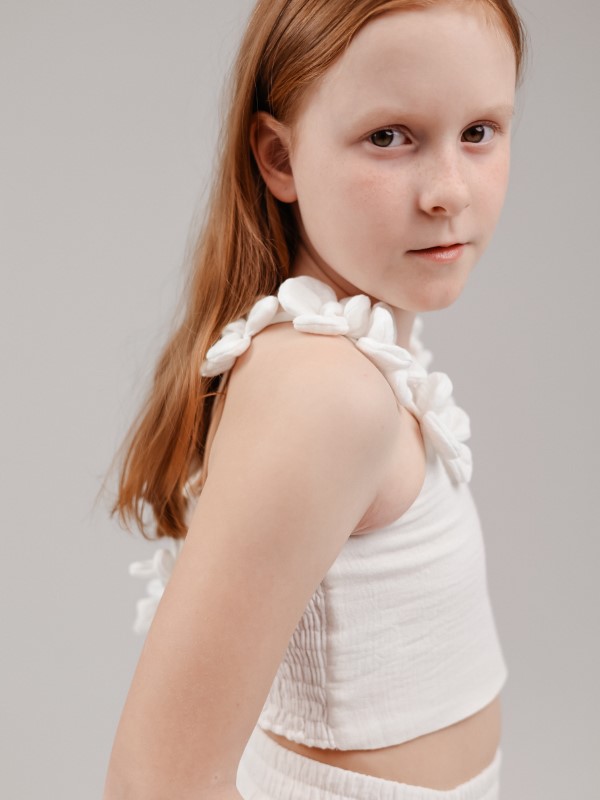 Белый кроп-топ из муслина с бретелями-цветами