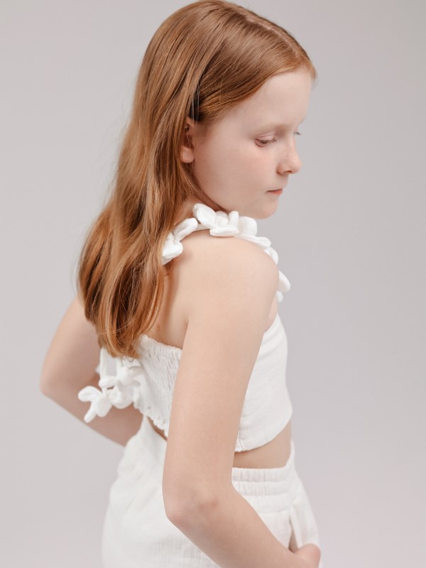 Белый кроп-топ из муслина с бретелями-цветами