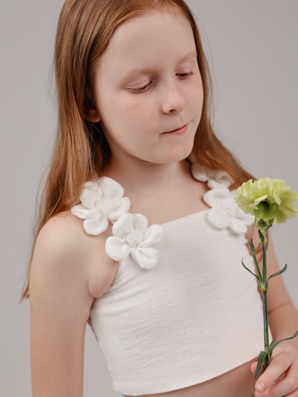 Белый кроп-топ из муслина с бретелями-цветами