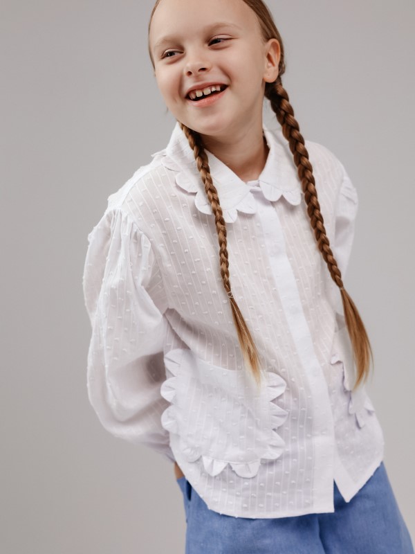 Белая блузка с фигурным воротником и карманами