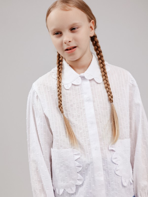 Белая блузка с фигурным воротником и карманами