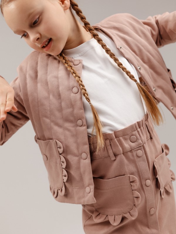 Стеганая Джинсовая Куртка Бежево-Розового Цвета с Фигурными Карманами в Виде Лепестков