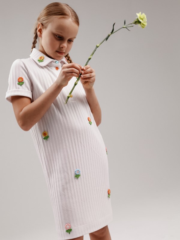Платье Поло Белое из Рубчика с Разноцветным Декором из Цветов