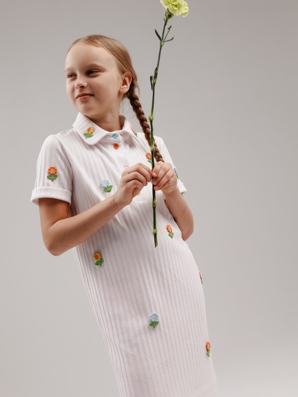 Платье Поло Белое из Рубчика с Разноцветным Декором из Цветов
