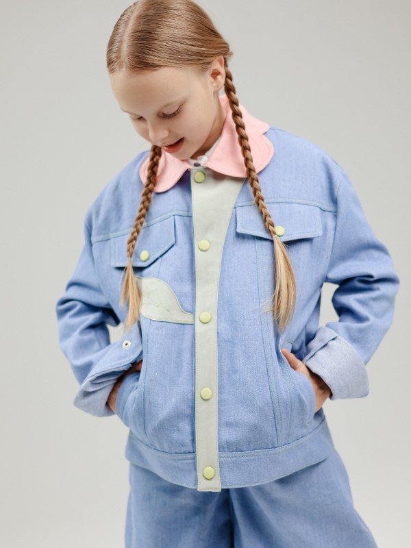 Джинсовая Куртка «Цветок» с Аппликацией Цветка на Планке и Воротнике Голубая