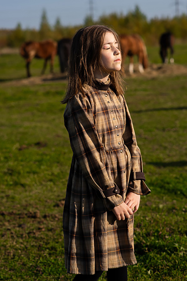 Бежевое детское платье-рубашка для девочки