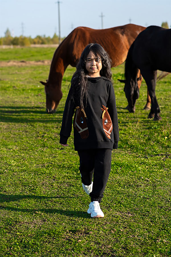 Детские трикотажные черные брюки для девочки