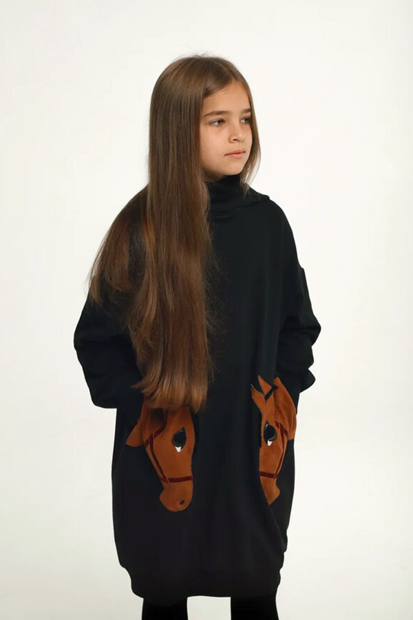 Черное теплое детское платье-туника с карманами "Лошадки"