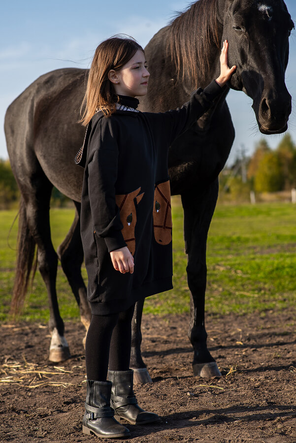 Черное теплое детское платье-туника с карманами "Лошадки"