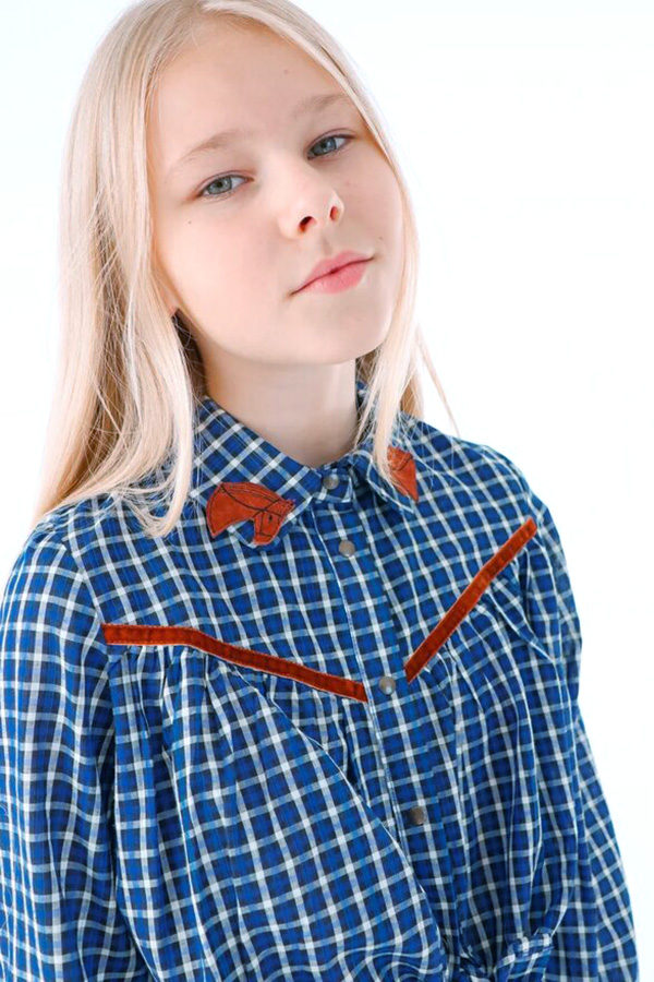 с декором на воротнике