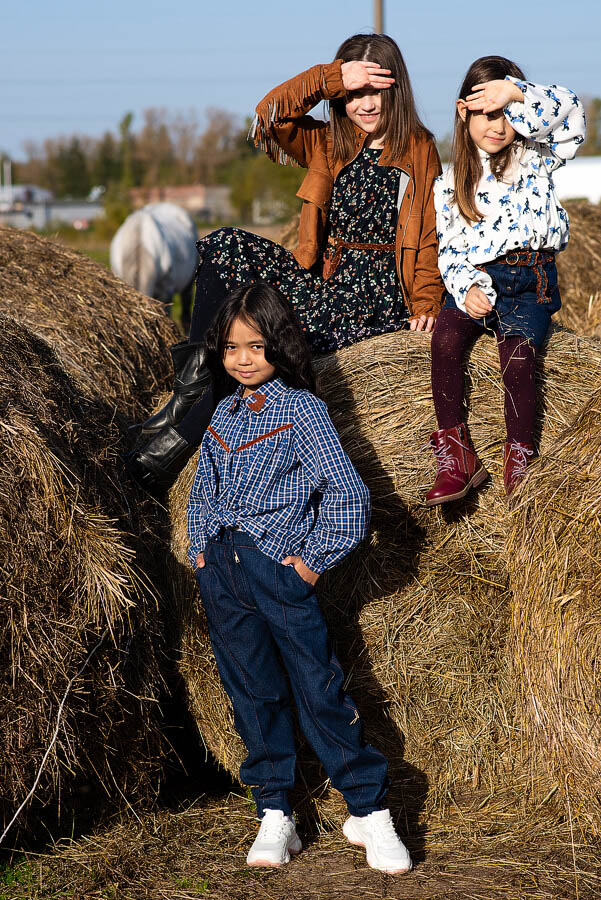 с декором на воротнике