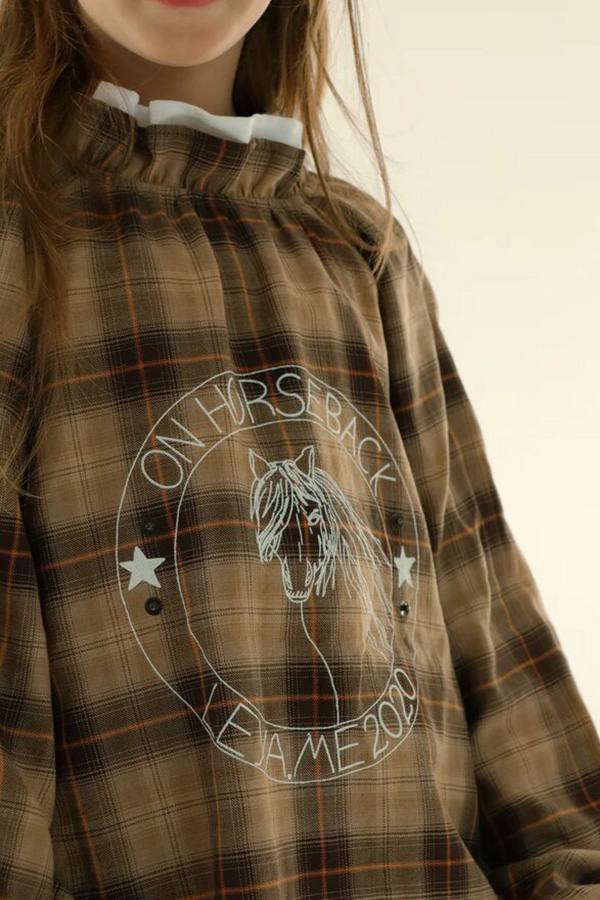 Бежевая детская блузка в клетку с белым воротничком и принтом On Horseback
