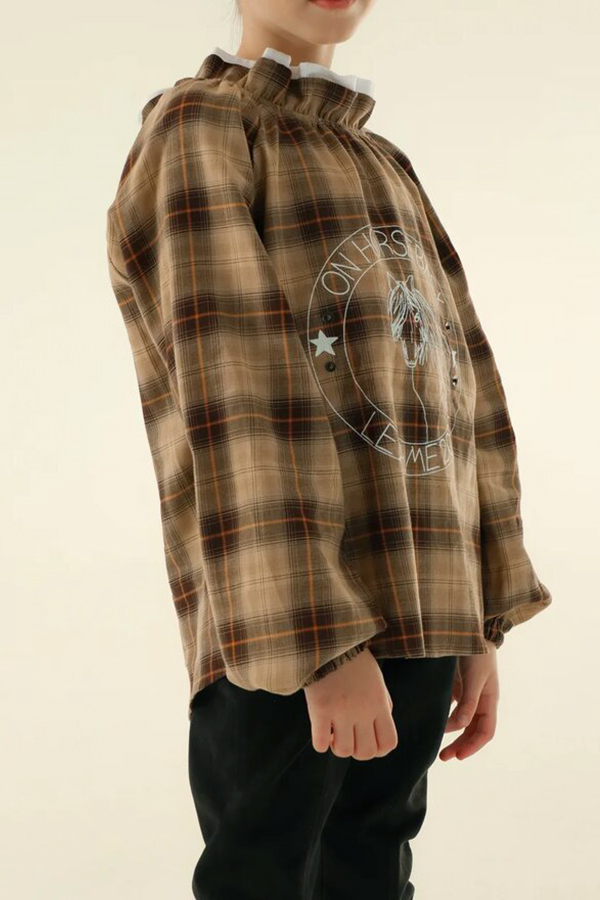 Бежевая детская блузка в клетку с белым воротничком и принтом On Horseback