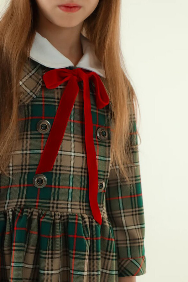 в бежево-зеленую клетку с белым воротником и красным бархатным бантом