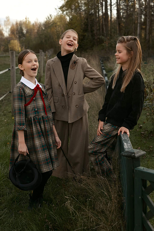 в бежево-зеленую клетку с белым воротником и красным бархатным бантом